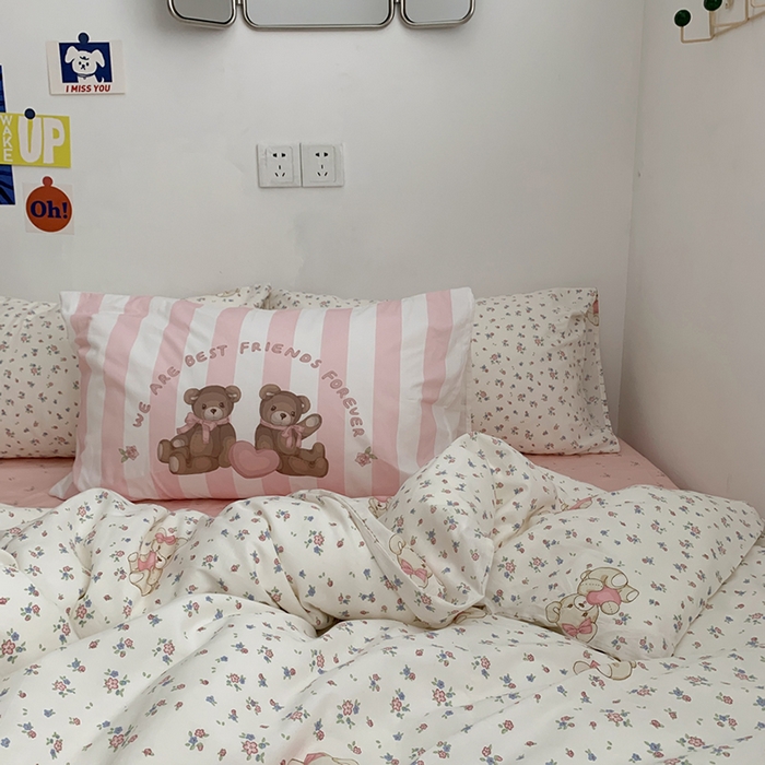 91家纺网 家纺一手货源 找家纺 柚可家居 2024新款40支纯棉活性印花四件套-小熊系列-实拍图第二组 碎花小熊-蝴蝶结粉