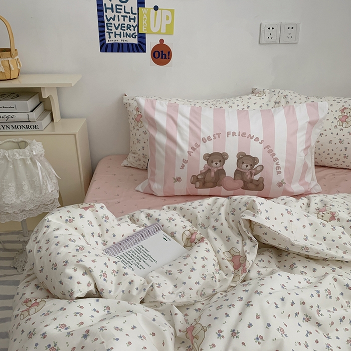 91家纺网 家纺一手货源 找家纺 柚可家居 2024新款40支纯棉活性印花四件套-小熊系列-实拍图第二组 碎花小熊-蝴蝶结粉