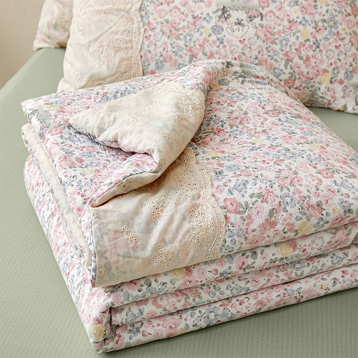 91家纺网 家纺一手货源 找家纺 Mata蔓塔家 2025新款春夏季蕾丝包边夏被三件套四件套 兔兔花海