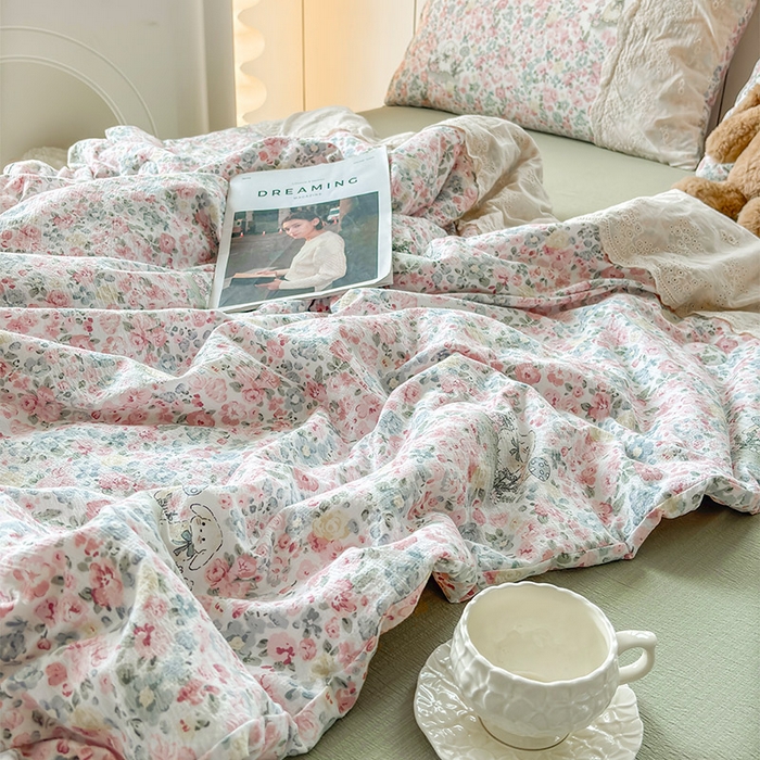 91家纺网 家纺一手货源 找家纺 Mata蔓塔家 2025新款春夏季蕾丝包边夏被三件套四件套 兔兔花海