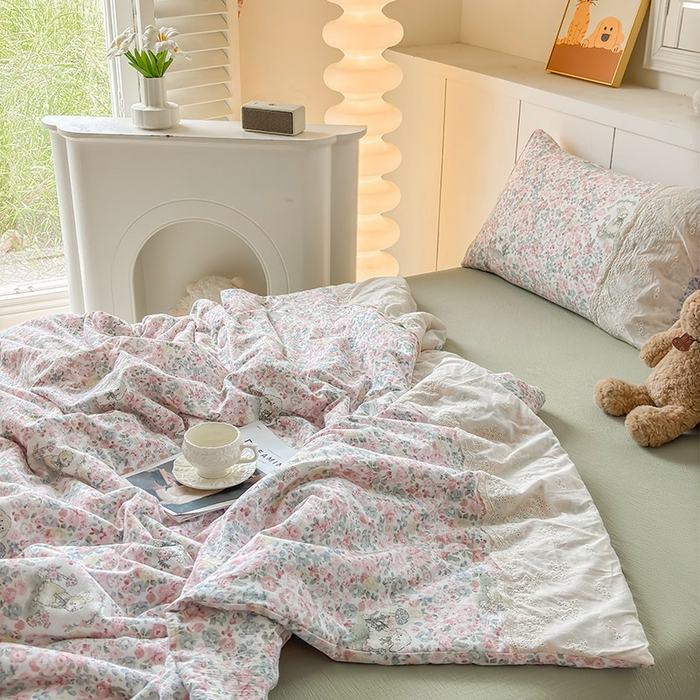 91家纺网 家纺一手货源 找家纺 Mata蔓塔家 2025新款春夏季蕾丝包边夏被三件套四件套 兔兔花海