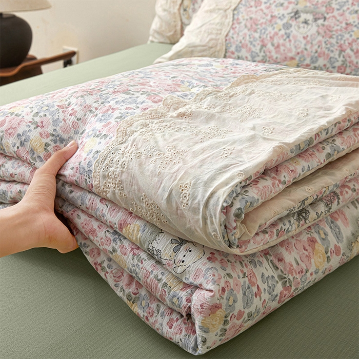 91家纺网 家纺一手货源 找家纺 Mata蔓塔家 2025新款春夏季蕾丝包边夏被三件套四件套 兔兔花海