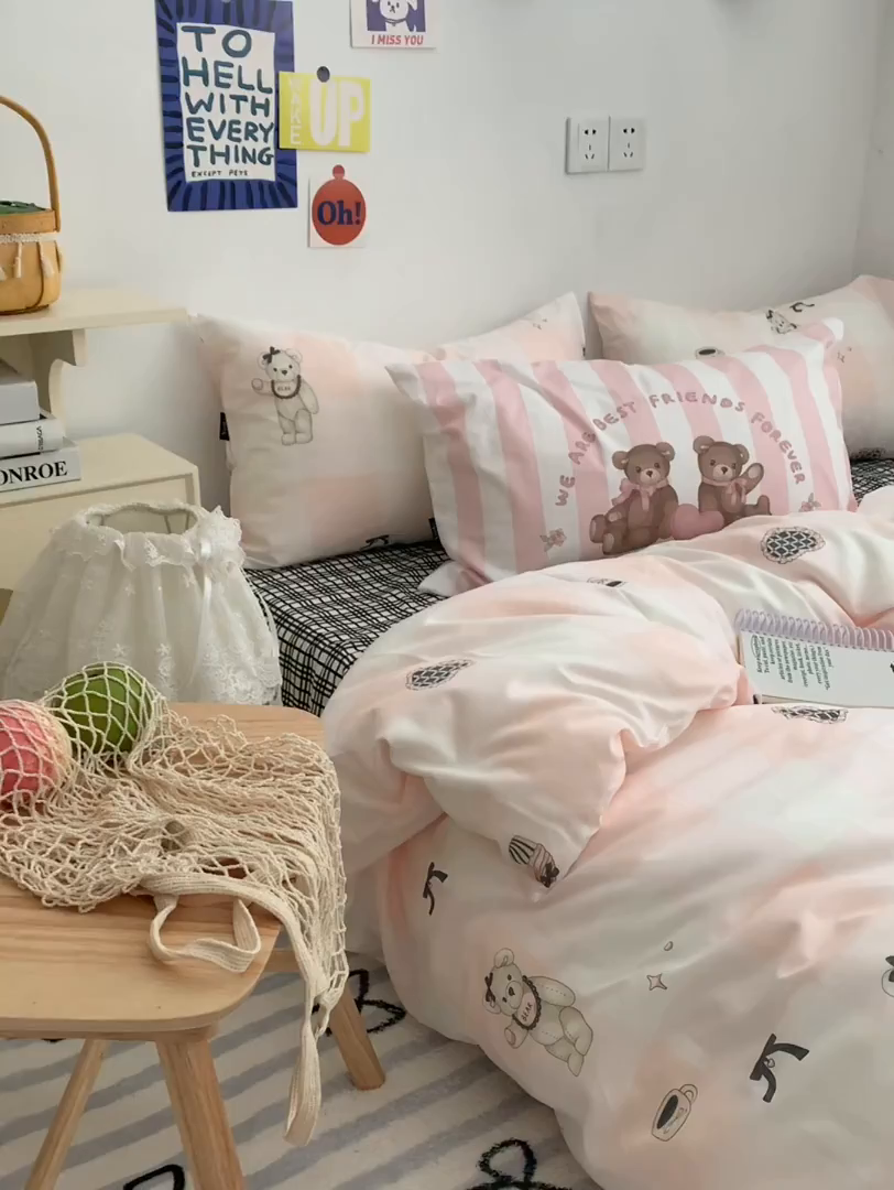 91家纺网 家纺一手货源 找家纺 柚可家居 2024新款40支纯棉活性印花四件套-小熊系列-实拍图第二组 糖果小熊 黑格