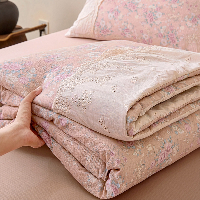 91家纺网 家纺一手货源 找家纺 Mata蔓塔家 2025新款春夏季蕾丝包边夏被三件套四件套 遇见春