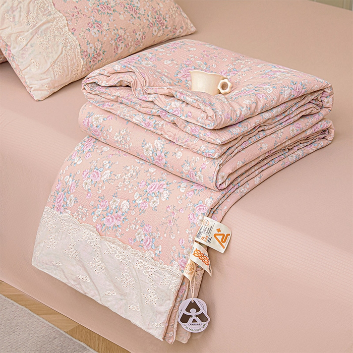 91家纺网 家纺一手货源 找家纺 Mata蔓塔家 2025新款春夏季蕾丝包边夏被三件套四件套 遇见春