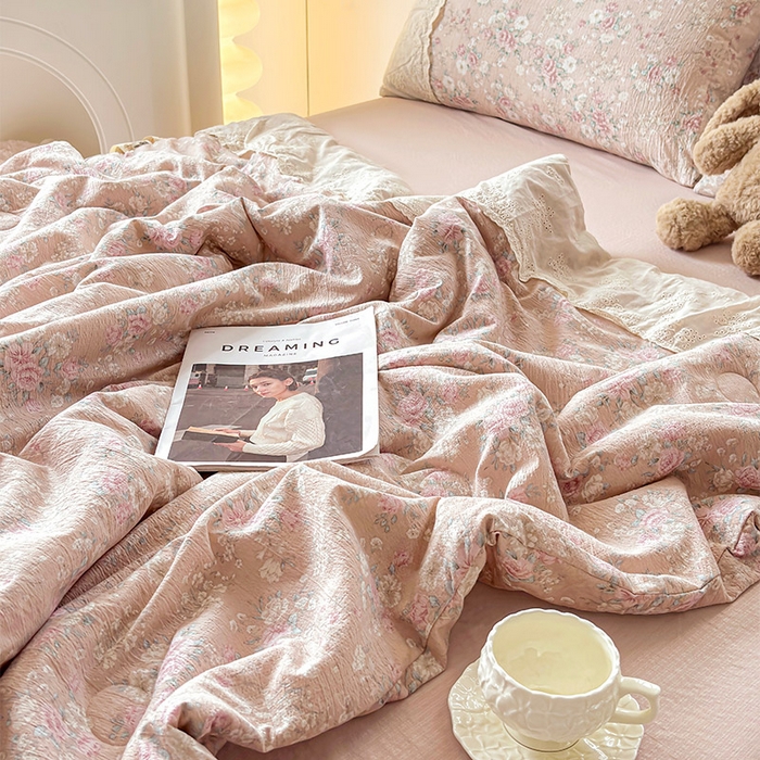 91家纺网 家纺一手货源 找家纺 Mata蔓塔家 2025新款春夏季蕾丝包边夏被三件套四件套 遇见春