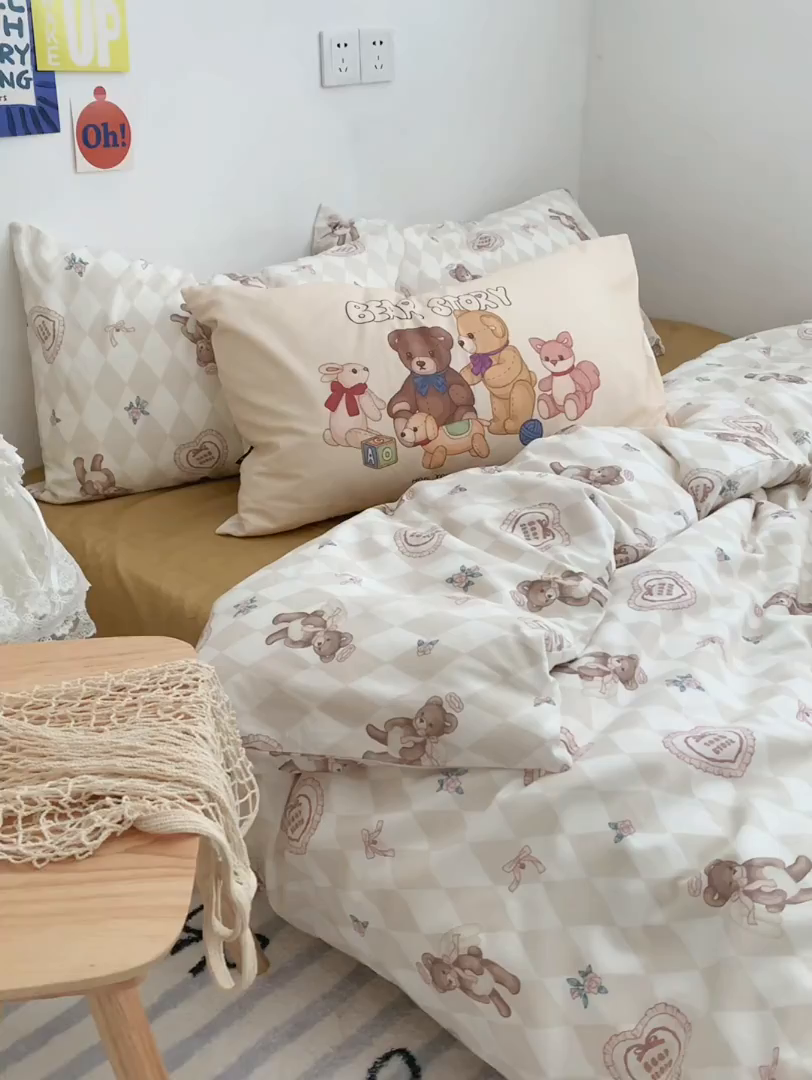 91家纺网 家纺一手货源 找家纺 柚可家居 2024新款40支纯棉活性印花四件套-小熊系列-实拍图第二组 天使小熊 肌理黄
