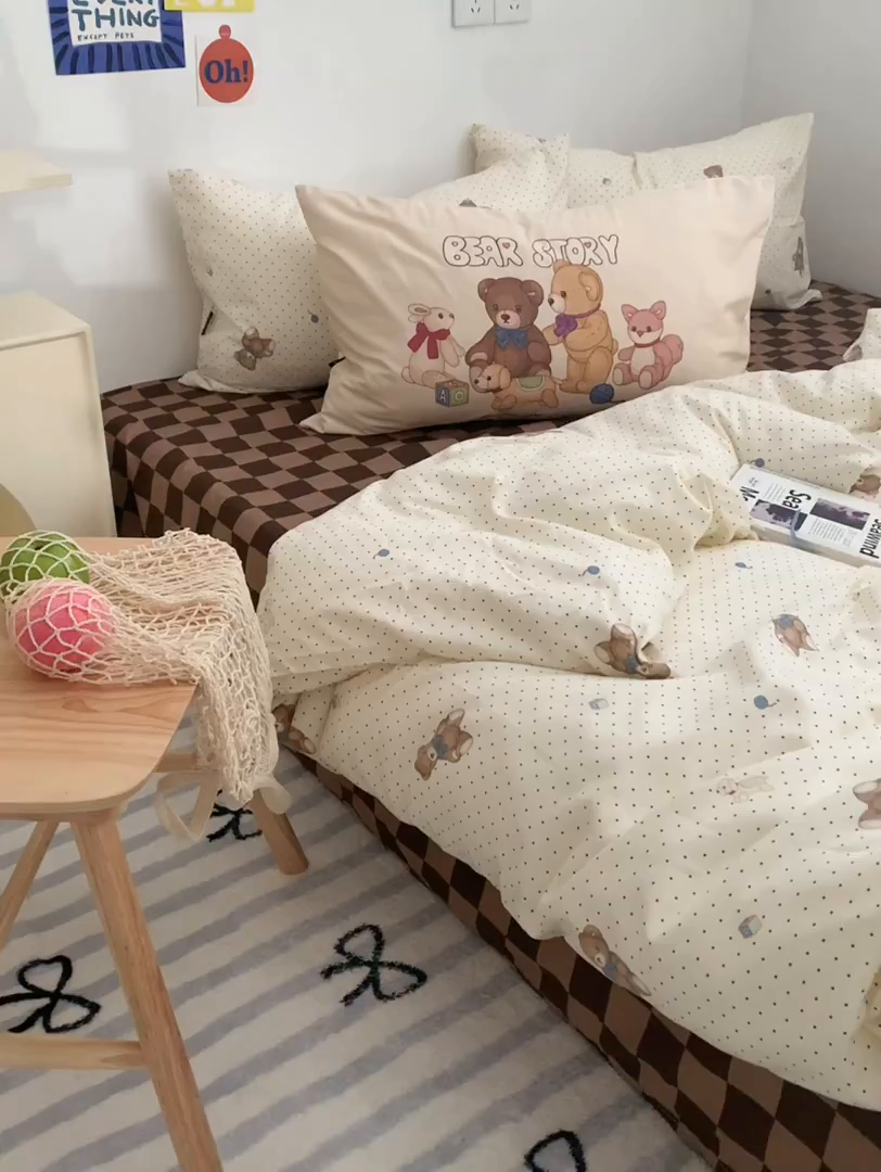 91家纺网 家纺一手货源 找家纺 柚可家居 2024新款40支纯棉活性印花四件套-小熊系列-实拍图第二组 玩具熊乐园 咖格