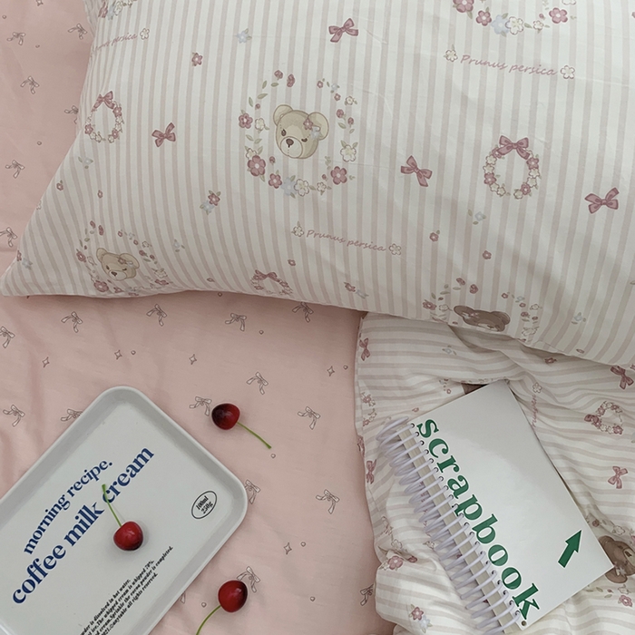 91家纺网 家纺一手货源 找家纺 柚可家居 2024新款40支纯棉活性印花四件套-小熊系列-实拍图第二组 小熊花花 蝴蝶结粉