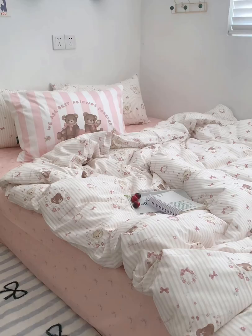 91家纺网 家纺一手货源 找家纺 柚可家居 2024新款40支纯棉活性印花四件套-小熊系列-实拍图第二组 小熊花花 蝴蝶结粉