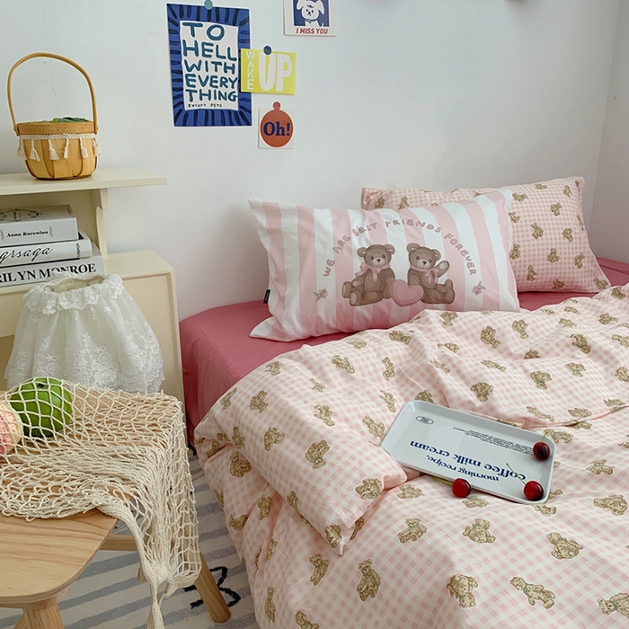 91家纺网 家纺一手货源 找家纺 柚可家居 2024新款40支纯棉活性印花四件套-小熊系列-实拍图第二组 潮流派粉 枣红