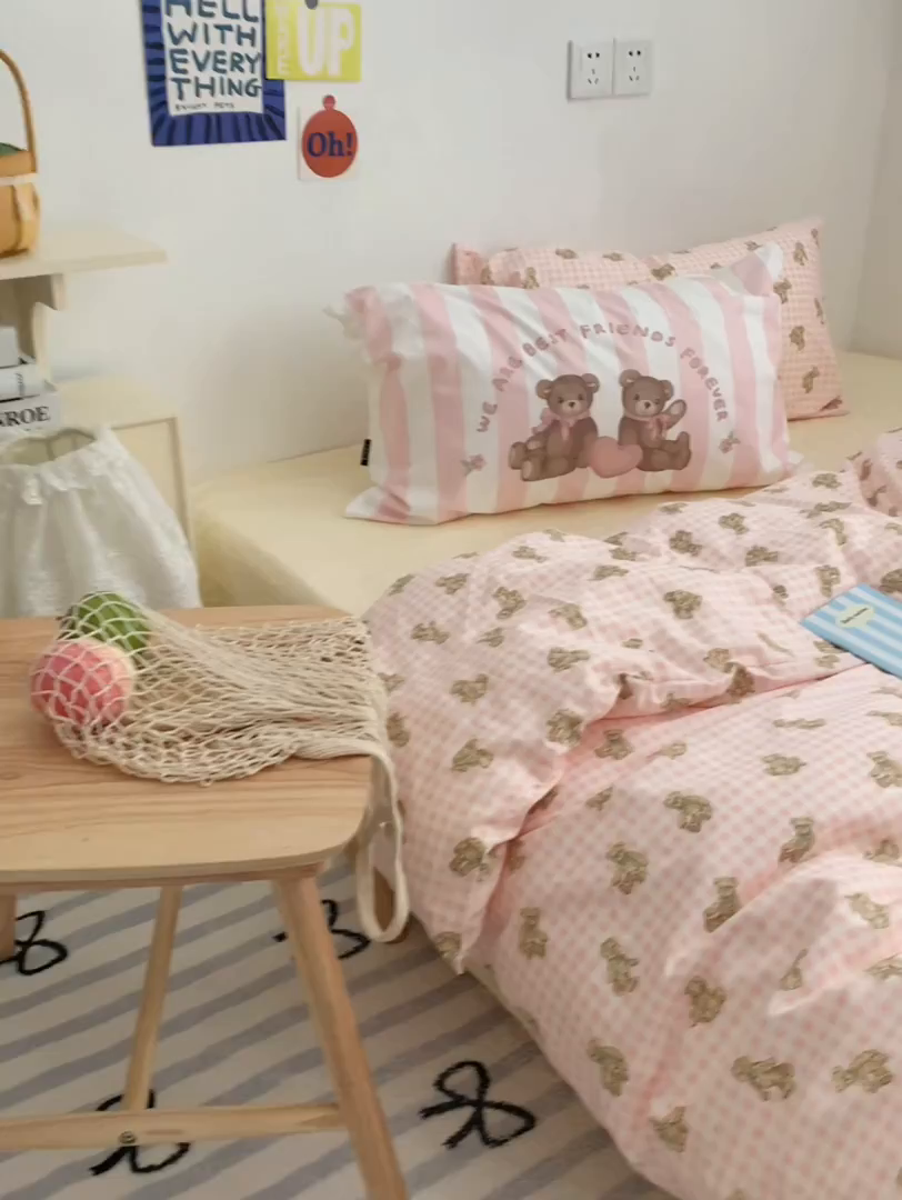 91家纺网 家纺一手货源 找家纺 柚可家居 2024新款40支纯棉活性印花四件套-小熊系列-实拍图第二组 潮流派粉 闪光米