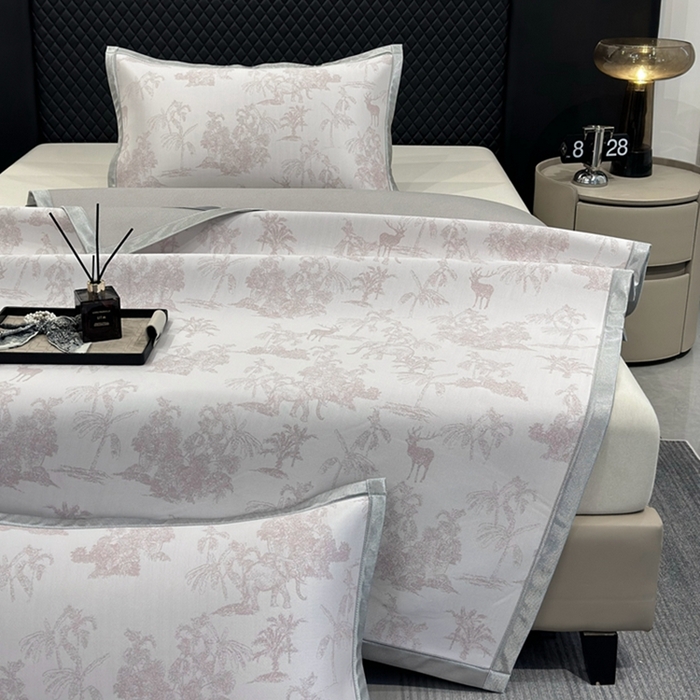 91家纺网 家纺一手货源 找家纺 悦织湾家纺 2025新款A类高分子色织提花软凉席2025新款轻奢加厚亲肤透气冰丝凉感丝滑夏凉席子三件套 丛林-粉