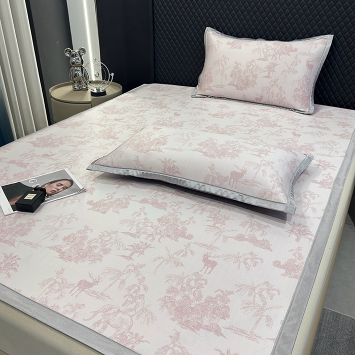 91家纺网 家纺一手货源 找家纺 悦织湾家纺 2025新款A类高分子色织提花软凉席2025新款轻奢加厚亲肤透气冰丝凉感丝滑夏凉席子三件套 丛林-粉