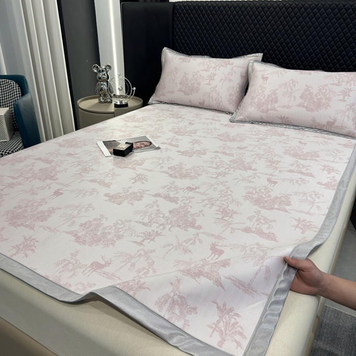 91家纺网 家纺一手货源 找家纺 悦织湾家纺 2025新款A类高分子色织提花软凉席2025新款轻奢加厚亲肤透气冰丝凉感丝滑夏凉席子三件套 丛林-粉