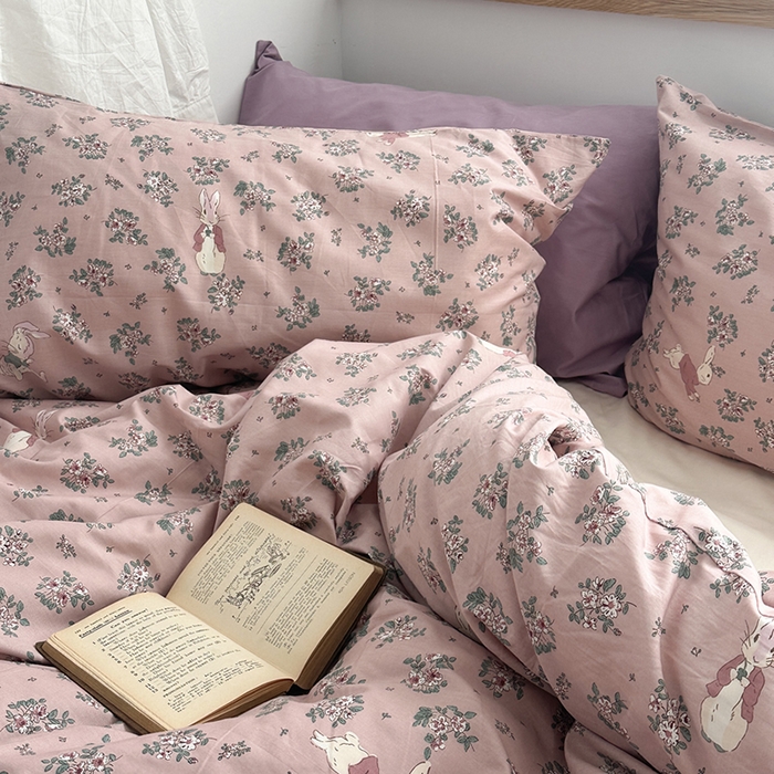 91家纺网 家纺一手货源 找家纺 柚可家居 2024秋季新款40支全棉斜纹四件套-小漫春 莓莓兔