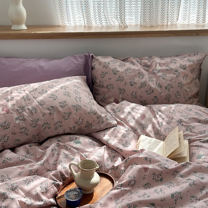 91家纺网 家纺一手货源 找家纺 柚可家居 2024秋季新款40支全棉斜纹四件套-小漫春 莓莓兔