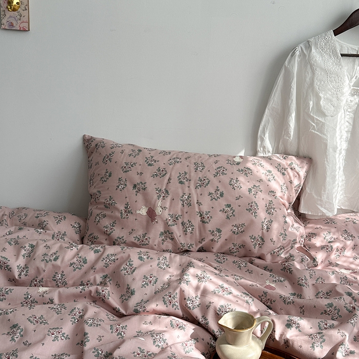 91家纺网 家纺一手货源 找家纺 柚可家居 2024秋季新款40支全棉斜纹四件套-小漫春 莓莓兔