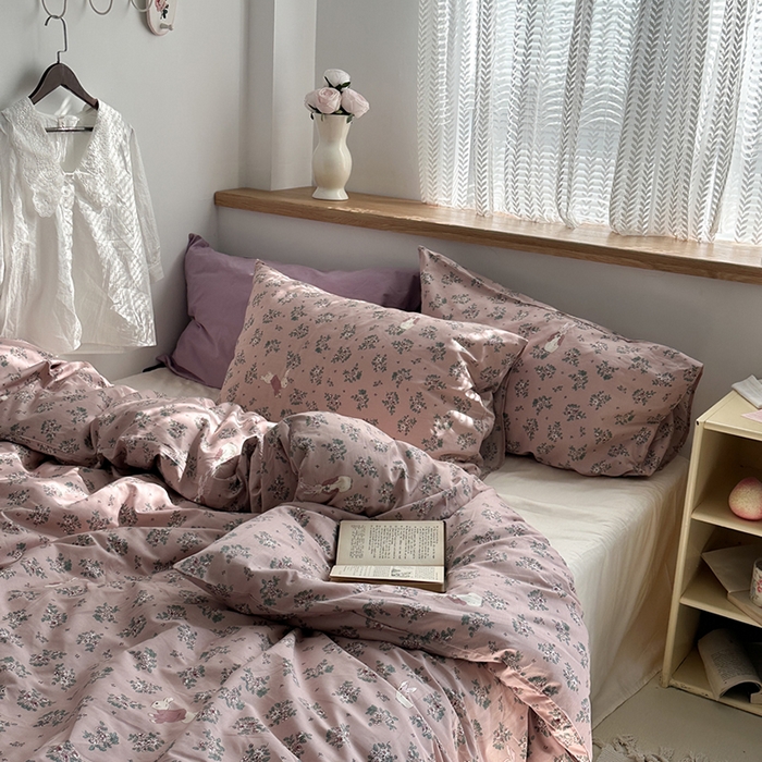 91家纺网 家纺一手货源 找家纺 柚可家居 2024秋季新款40支全棉斜纹四件套-小漫春 莓莓兔