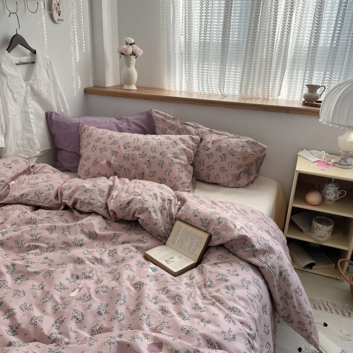 91家纺网 家纺一手货源 找家纺 柚可家居 2024秋季新款40支全棉斜纹四件套-小漫春 莓莓兔