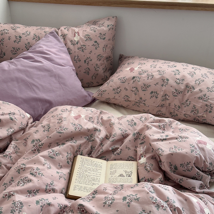 91家纺网 家纺一手货源 找家纺 柚可家居 2024秋季新款40支全棉斜纹四件套-小漫春 莓莓兔