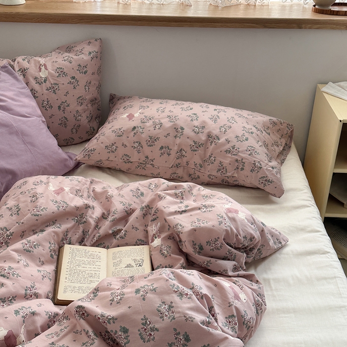 91家纺网 家纺一手货源 找家纺 柚可家居 2024秋季新款40支全棉斜纹四件套-小漫春 莓莓兔