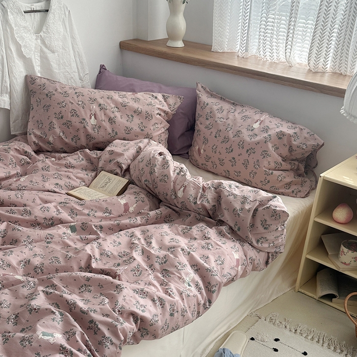 91家纺网 家纺一手货源 找家纺 柚可家居 2024秋季新款40支全棉斜纹四件套-小漫春 莓莓兔