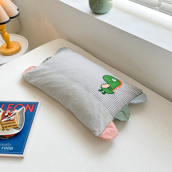 91家纺网 家纺一手货源 找家纺 金牛枕芯 2025春夏新款全棉纯棉荞麦枕贴布绣水洗棉儿童枕头枕芯单枕芯 儿童小恐龙-卡其灰小恐龙