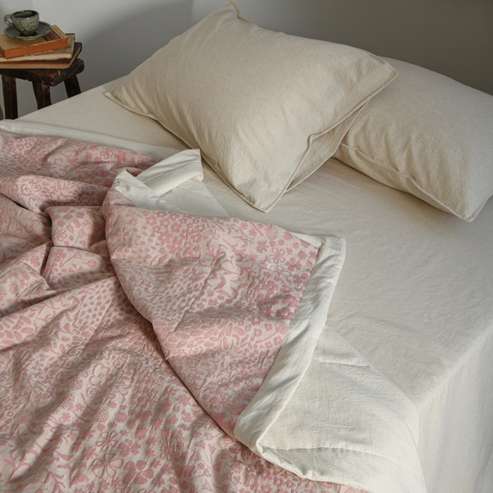 91家纺网 家纺一手货源 找家纺 简家居 2025新款简约亲肤夏被夏凉被空调被 艾丽丝的画-粉色