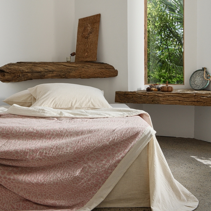 91家纺网 家纺一手货源 找家纺 简家居 2025新款简约亲肤夏被夏凉被空调被 艾丽丝的画-粉色