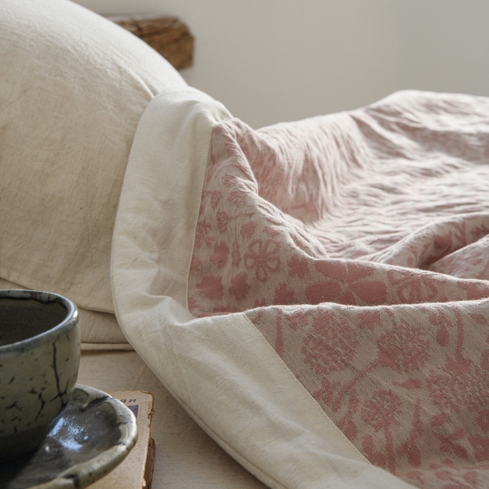 91家纺网 家纺一手货源 找家纺 简家居 2025新款简约亲肤夏被夏凉被空调被 艾丽丝的画-粉色