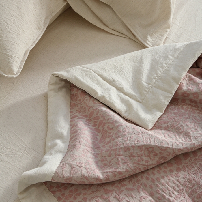 91家纺网 家纺一手货源 找家纺 简家居 2025新款简约亲肤夏被夏凉被空调被 艾丽丝的画-粉色