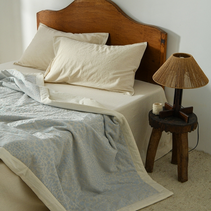 91家纺网 家纺一手货源 找家纺 简家居 2025新款简约亲肤夏被夏凉被空调被 艾丽丝的画-蓝色