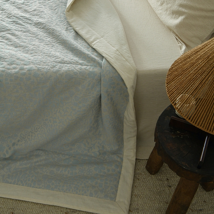 91家纺网 家纺一手货源 找家纺 简家居 2025新款简约亲肤夏被夏凉被空调被 艾丽丝的画-蓝色