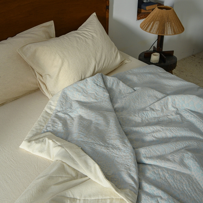 91家纺网 家纺一手货源 找家纺 简家居 2025新款简约亲肤夏被夏凉被空调被 艾丽丝的画-蓝色