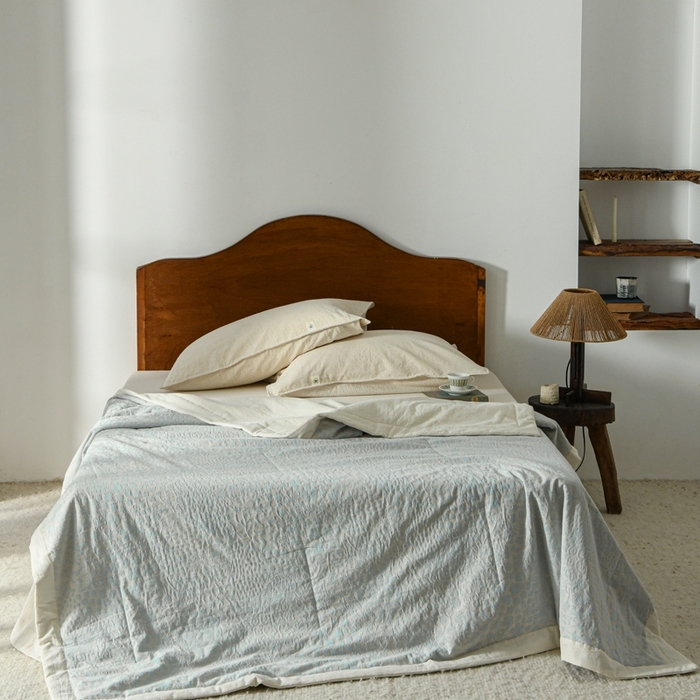 91家纺网 家纺一手货源 找家纺 简家居 2025新款简约亲肤夏被夏凉被空调被 艾丽丝的画-蓝色