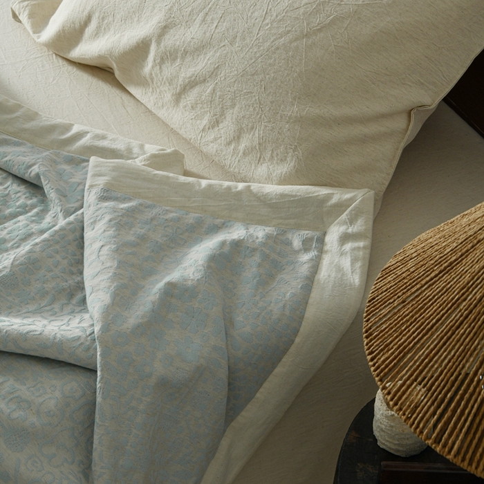 91家纺网 家纺一手货源 找家纺 简家居 2025新款简约亲肤夏被夏凉被空调被 艾丽丝的画-蓝色