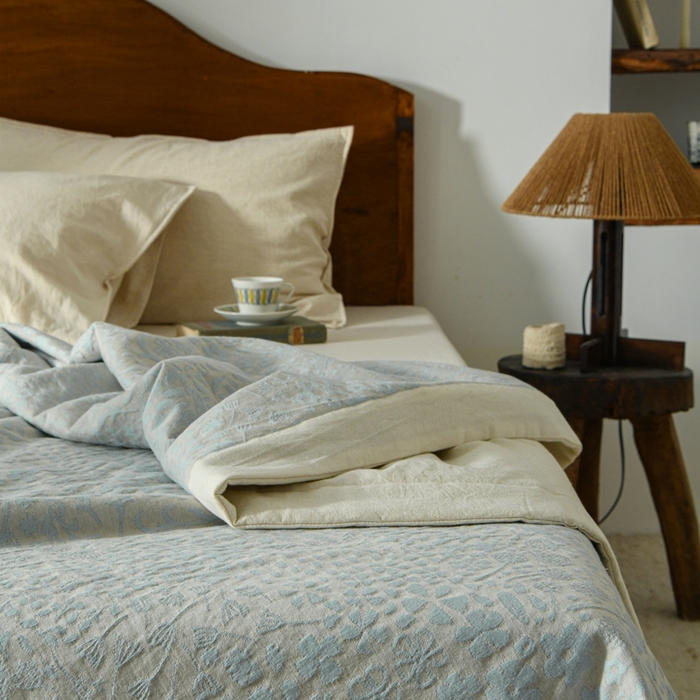 91家纺网 家纺一手货源 找家纺 简家居 2025新款简约亲肤夏被夏凉被空调被 艾丽丝的画-蓝色