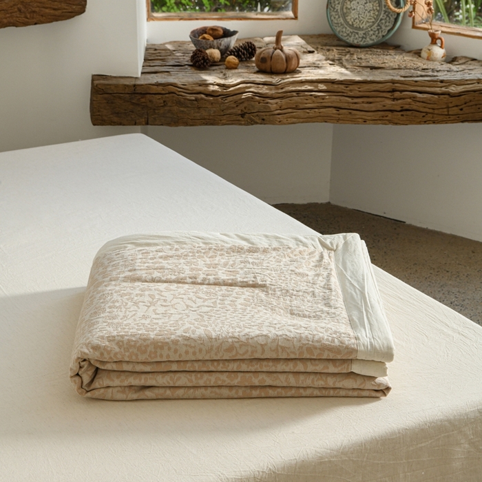 91家纺网 家纺一手货源 找家纺 简家居 2025新款简约亲肤夏被夏凉被空调被 艾丽丝的画-麻色