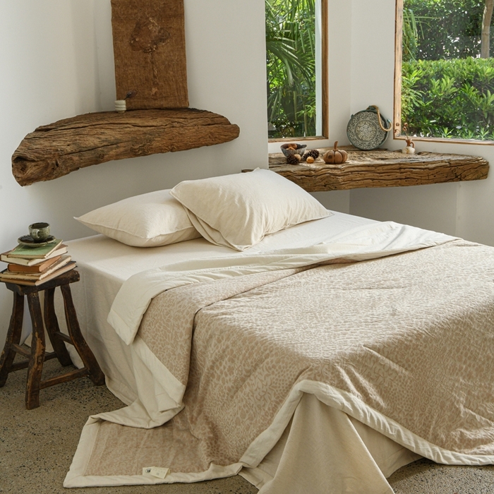 91家纺网 家纺一手货源 找家纺 简家居 2025新款简约亲肤夏被夏凉被空调被 艾丽丝的画-麻色