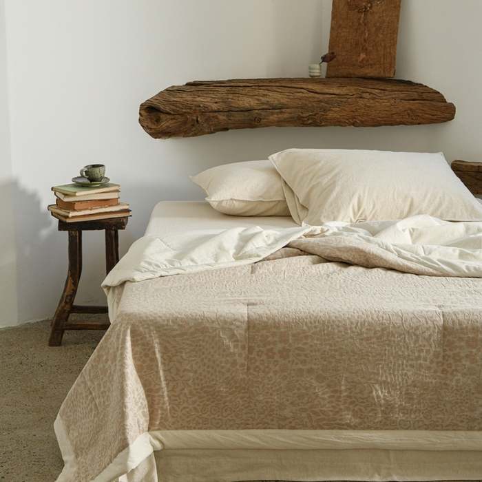 91家纺网 家纺一手货源 找家纺 简家居 2025新款简约亲肤夏被夏凉被空调被 艾丽丝的画-麻色