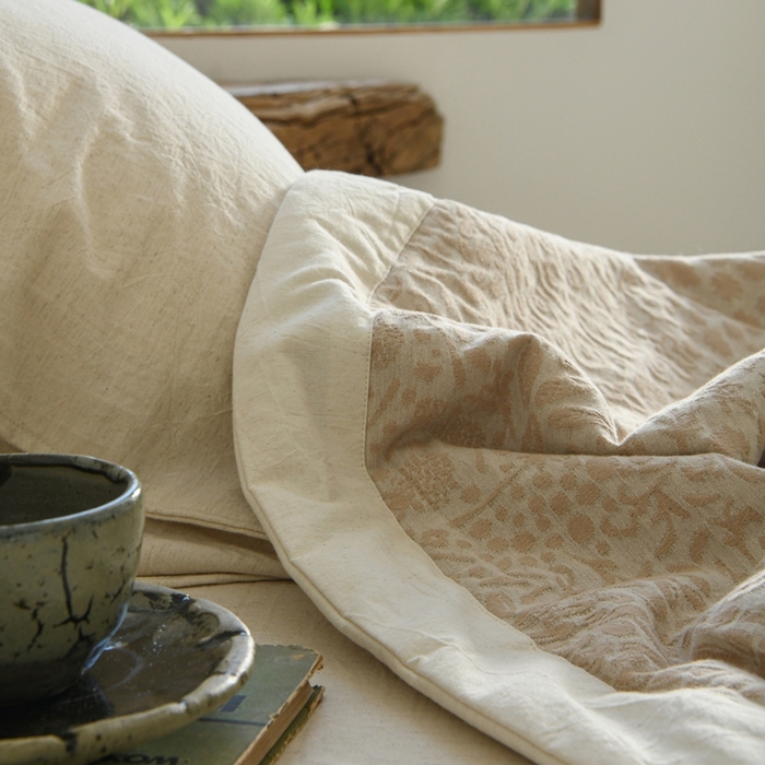 91家纺网 家纺一手货源 找家纺 简家居 2025新款简约亲肤夏被夏凉被空调被 艾丽丝的画-麻色