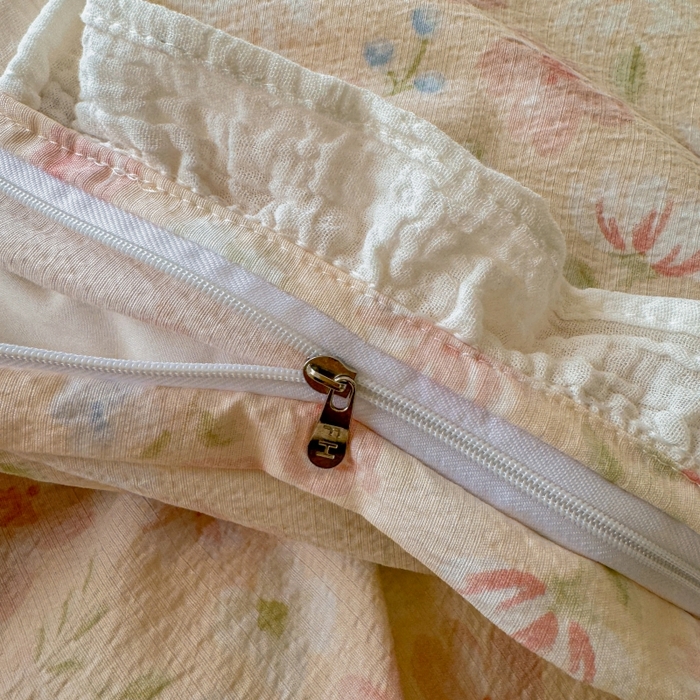 91家纺网 家纺一手货源 找家纺 繁花家居 2025新款云感棉提花学生季超温柔小花边四件套 芳华