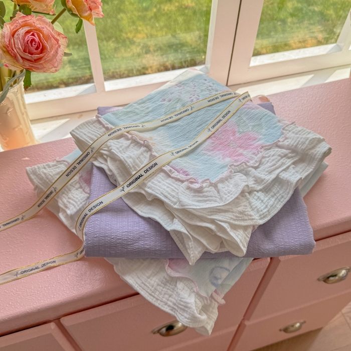 91家纺网 家纺一手货源 找家纺 繁花家居 2025新款云感棉提花学生季超温柔小花边四件套 海岛清茶