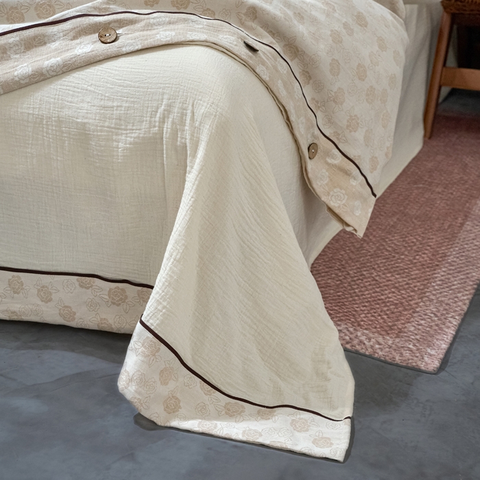 91家纺网 家纺一手货源 找家纺 春皖家纺 2025新款棉麻大提花双层纱系列四件套-纽扣款 愫朵