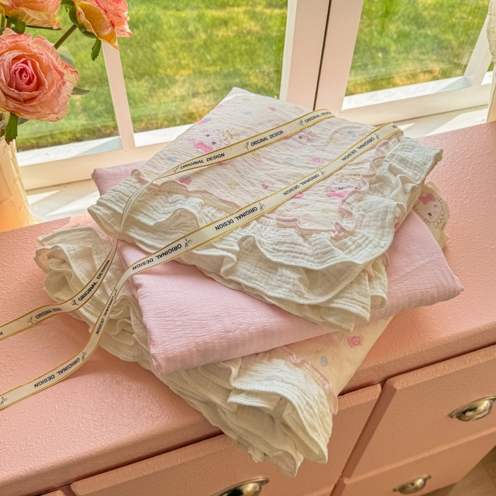 91家纺网 家纺一手货源 找家纺 繁花家居 2025新款云感棉提花学生季超温柔小花边四件套 圣代甜喵-米