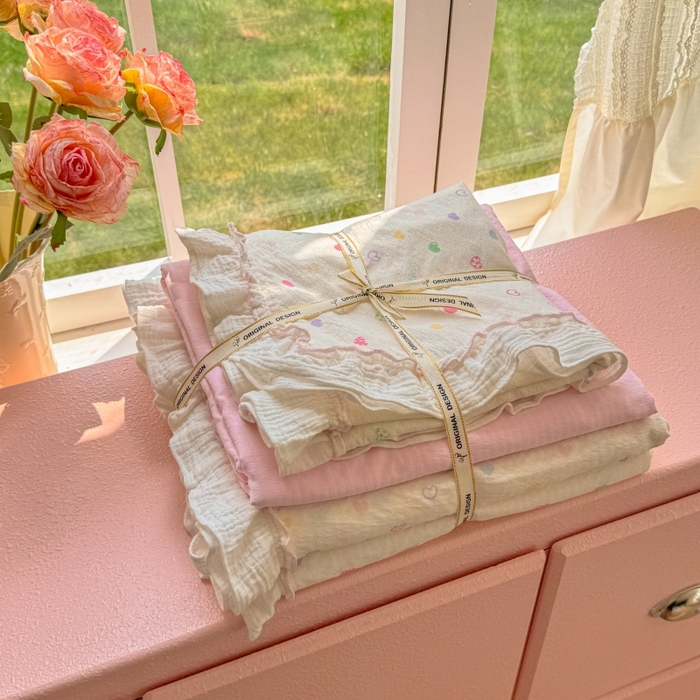 91家纺网 家纺一手货源 找家纺 繁花家居 2025新款云感棉提花学生季超温柔小花边四件套 心型糖露