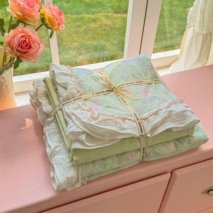 91家纺网 家纺一手货源 找家纺 繁花家居 2025新款云感棉提花学生季超温柔小花边四件套 叶雨浪漫