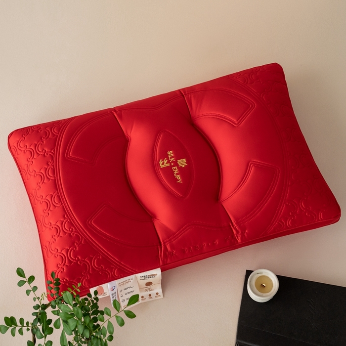 91家纺网 家纺一手货源 找家纺 怡薇格枕芯 2025新款锦氨丝光分区护颈羽丝绒枕头枕芯 红色