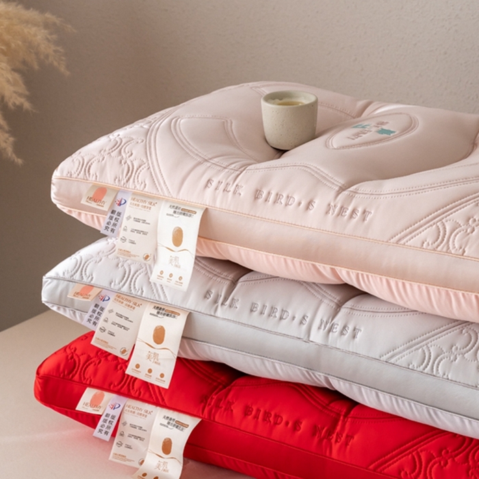 91家纺网 家纺一手货源 找家纺 怡薇格枕芯 2025新款锦氨丝光分区护颈羽丝绒枕头枕芯 红色